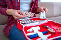 Reiseapotheke in Corona-Zeiten: Genügend Masken und was sonst noch eingepackt werden sollte