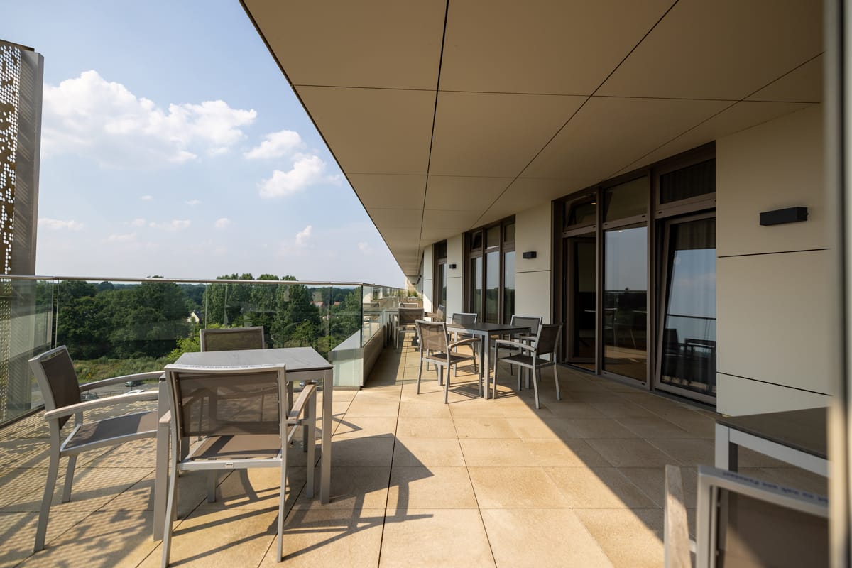 Terrasse des Komfortbereichs mit Ausblick ins Grüne 